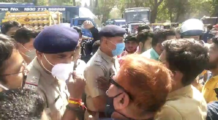 Ahmedabad : police and public scuffle near Ahmedabad  airport , traffic on road  Ahmedabad : એરપોર્ટ પાસે પોલીસ અને લોકો વચ્ચે થયું ઘર્ષણ, રોડ પર થયો ટ્રાફિકજામ
