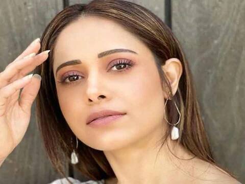 હમણાં જ તેનુ લેટેસ્ટ ફોટોશૂટ જબરદસ્ત વાયરલ થયુ હતુ, જેમાં તે સફેદ રંગનો ડ્રેસ પહેરીને પૉઝ આપતી દેખાઇ રહી હતી. 