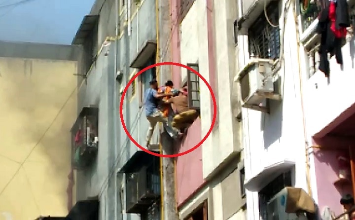 Fire break out in Surat : watch live rescue photos  Surat : એપાર્ટમેન્ટમાં આગ લાગતા મચી અફરા-તફરી, લોકોએ જીવ બચાવવા જાતે જ કેવી રીતે કર્યું રેસ્ક્યુ? જુઓ દીલધડક તસવીરો