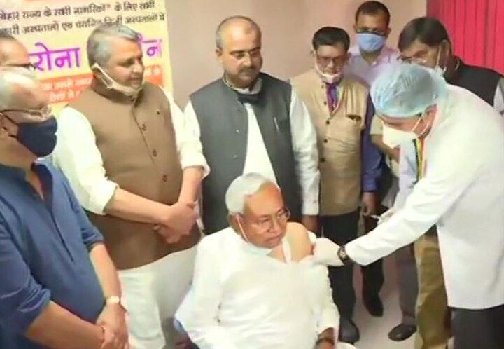 બિહારના મુખ્યમંત્રી નીતીશ કુમારે સોમવારે પટનાની IGIMS હોસ્પિટલમાં કોરોના  રસી લીધી હતી. બિહારમાં નીતીશ સરકારે દરેકને ફ્રીમાં વેક્સિન આપવાની જાહેરાત કરી છે.