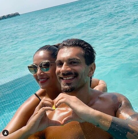 Actress bipasha basu shared bikini photos બિકીની પહેરીને બિપાશાએ વધાર્યો ઇન્ટરનેટનો પારો, પતિ સાથે માલદીવમાં વેકેશન એન્જૉય કરતી તસવીરો વાયરલ