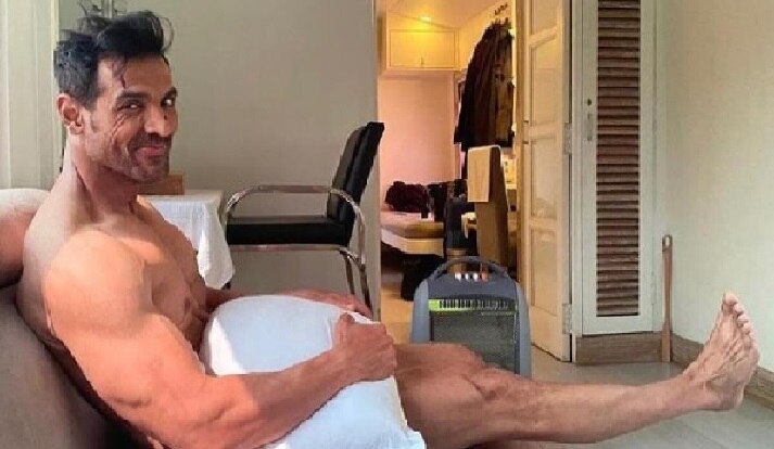 John abrahim share his nude pic on social media જોન અબ્રાહમે  શેર કરી પોતાની ન્યૂડ તસવીર, લખ્યું, ‘કપડાની રાહ જોઉં છું’ જાણો શું છે મામલો