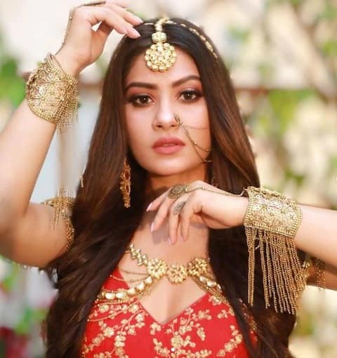 કૃષ્ણા મુખર્જી આ તસવીરમાં ખુબ સુંદર લાગી રહી છે. તેનો આ લૂક મોટાભાગે સુરભિ ચંદાનાના નાગિન લૂકથી મેચ થતો આવે છે.