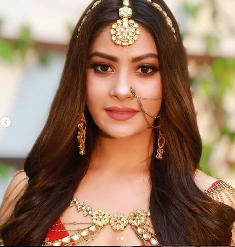 કૃષ્ણા મુખર્જીએ પોતાના આ લૂક માટે જ્વેલરી કેરી કરી છે. તેને થ્રી લેયર વાળી નથ પહેરી છે, સાથે માંગમાં ટિકો પણ લગાવ્યો છે.