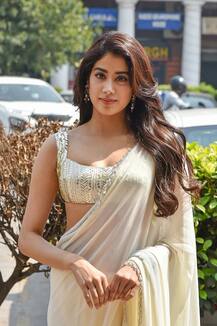 Janhvi Kapoorએ સિલ્વર સાડીમાં ફિલ્મ Roohiને કરી પ્રમૉટ, સાડીમાં સિઝલિંગ લૂક જોઇને બધા ચોંક્યા, જુઓ તસવીરો...