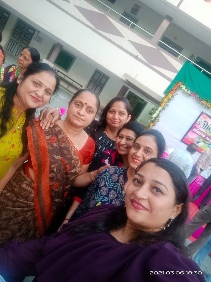 પ્રિય શિક્ષકને મળતાં જ વિદ્યાર્થીનીઓ તેમને ઘેરી વળી હતી અને આ ક્ષણને કેમેરામાં કંડારી દીધી હતી.
