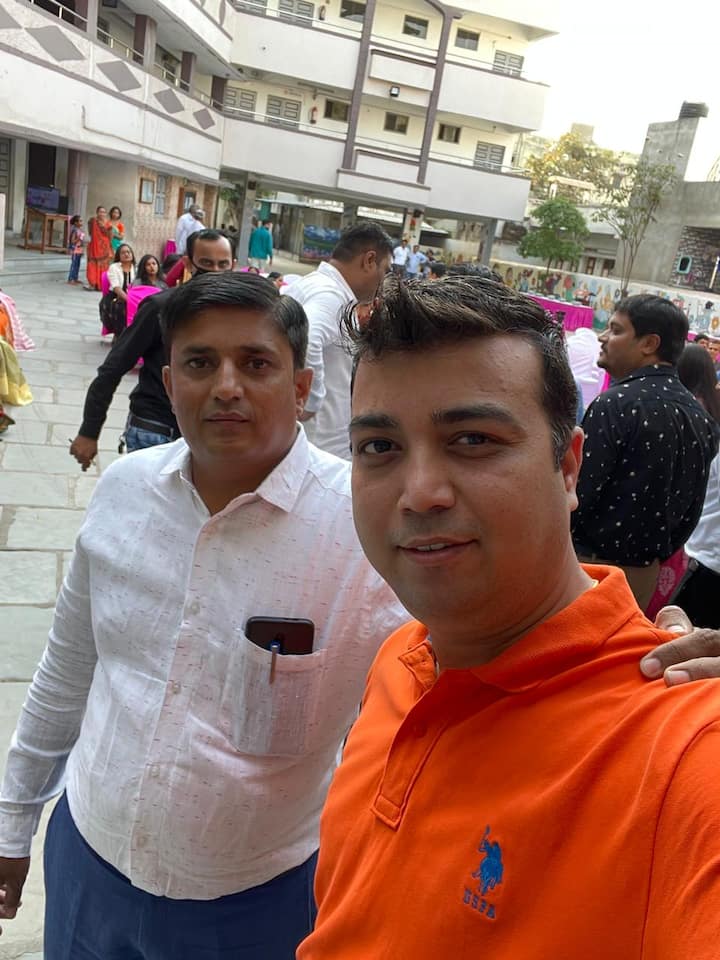 કાર્યક્રમને સફળ બનાવવા સંદિપ સોરઠીયા, આશા પટેલ, રાહુલ પટેલ, રાહુલ પંચાલ, રોહિત પટેલ, પરેશ પટેલ સહિતના વિદ્યાર્થીઓએ ખૂબ મહેનત કરી હતી. કાર્યક્રમનું સુંદર સંચાલન રાજલ ગૌદાની દ્વારા કરવામાં આવ્યું હતું. વિદેશમાં વસતા વિદ્યાર્થીઓએ ઓનલાઇન કાર્યક્રમ નીહાળ્યો હતો.