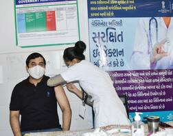 Covid-19 Vaccine: રસીનો ડોઝ લેતા પહેલા સાવધાની રાખવી છે જરૂરી, આ દવાઓનો ઉપયોગ કરવાનું ટાળો