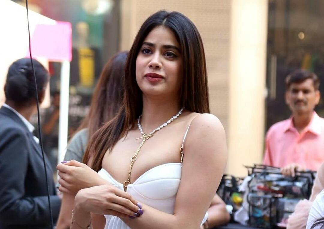 Janhvi Kapoors Manager Gets Angry As Fan Tries To Click Selfie મુંબઈ એરપોર્ટ પર એક્ટ્રેસ જ્હાનવી કપૂર સાથે સેલ્ફી લેવા ચાહકોએ કરી પડાપડી, મેનેજરે ફેનને હડસેલ્યો, પછી એક્ટ્રેસે શું કર્યું? વીડિયો જોઇને થઈ જશો ખુશ