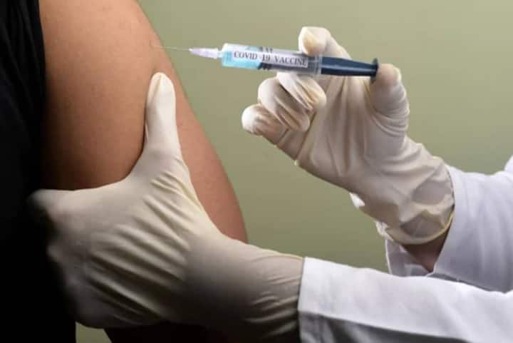 Gujarat corona vaccination : man found corona after two dose of corona vaccine in Gandhingar ગુજરાતમાં દેશનો પહેલો વિચિત્ર કિસ્સોઃ કોરોનાની રસીના બે ડોઝ લીધા પછી પણ વ્યક્તિને થઈ ગયો કોરોના, જાણો વિગત