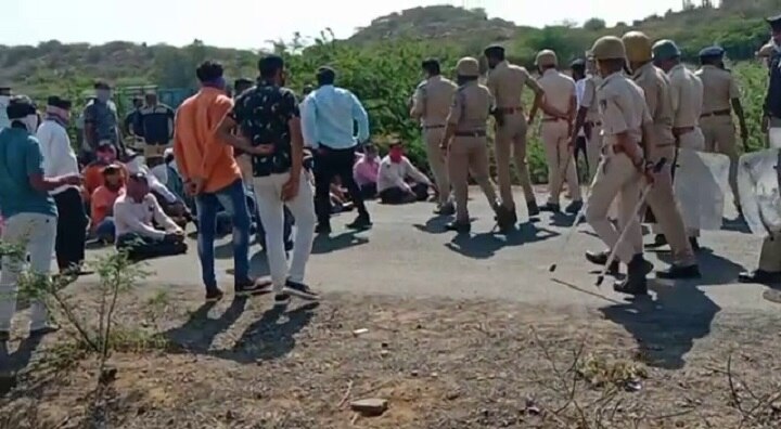 Kutch : Nakhatrana Lakhpat highway block by farmers against private electric line  Kutch : નખત્રાણા-લખપત હાઈ-વે કેમ કરી દેવામાં આવ્યો બંધ? કોણ ઉતરી ગયું રસ્તા પર?