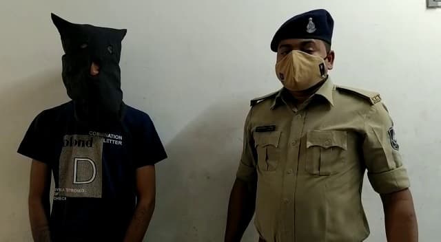 પોલીસે સ્થળ પર જઈને કારની તલાશી લેતા કારમાંથી દારૂની અલગ-અલગ બ્રાન્ડની કુલ 48 બાટલીઓ મળી આ‌વી હતી. તેની કિંમત 28800 રૂપિયા થાય છે.પોલીસે કાર સાથે આરોપી રાકેશ હીરાભાઈ ચૌહાણ ને ઝડપાઈ ગયો હતો. પોલીસે દારૂ અને 15 લાખ રૂપિયાની કિંમતની કાર કબજે કરી હતી. કાર પર ભારતીય જનતા પાર્ટી લખ્યું હતું. આ દારૂ ભરત ઉર્ફ બોબડાએ આપ્યો હતો. તેથી પોલીસે રાકેશ અને ભરત વિરુદ્ધ ગુનો દાખલ કરીને ભરતને વાન્ટેડ બતાવ્યો છે. આ કાર રાકેશના મિત્ર ચિરાગ સોનાલીયાની છે.