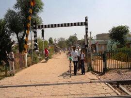 अयोध्याः बंद फाटक, स्कूल पहुंचने की जल्दी और लापरवाही ने ली छात्र की जान अयोध्याः बंद फाटक, स्कूल पहुंचने की जल्दी और लापरवाही ने ली छात्र की जान