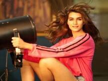 कृति सैनन घर में इनके साथ बिता रही हैं सुकून के पल, जानना चाहेंगे कौन हैं ये