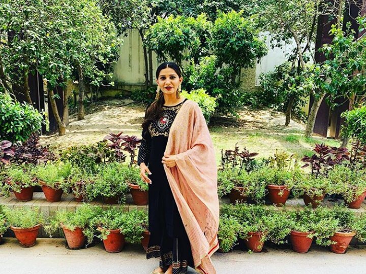 Sapna Choudhary ने दो साल में छोड़ा देसी लुक, गांव की छोरी बनी ग्लैमरस एक्ट्रेस