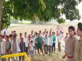 एटा में पेड़ से लटकी मिली लड़का-लड़की की लाश, ऑनर किलिंग का शक एटा में पेड़ से लटकी मिली लड़का-लड़की की लाश, ऑनर किलिंग का शक