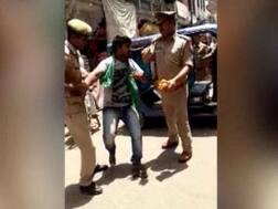 VIDEO: पीएम की संसदीय सीट में दिखा यूपी पुलिस का अमानवीय चेहरा, रिक्शा चालक की जमकर पिटाई