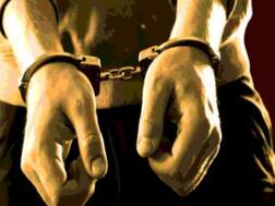 बैंक से साढ़े नौ लाख का गबन कर लिखा दी चोरी की रिपोर्ट, कैशियर समेत तीन गिरफ्तार