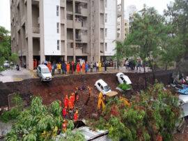 पुणे में 'काल' बन गिरी दीवार, 15 की मौत; महाराष्ट्र सरकार ने जांच के दिए आदेश पुणे में 'काल' बन गिरी दीवार, 15 की मौत; महाराष्ट्र सरकार ने जांच के दिए आदेश