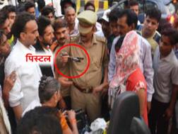 अलीगढ़ में अधिवक्ता से भिड़ीं दो लड़कियां, एक ने तानी बंदूक;दूसरी ने पकड़ा कॉलर