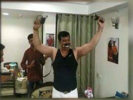 VIDEO कुंवर प्रणव चैंपियन फिर सुर्खियों में, सोशल मीडिया में असलहों के साथ डांस करते वीडियो वायरल VIDEO कुंवर प्रणव चैंपियन फिर सुर्खियों में, सोशल मीडिया में असलहों के साथ डांस करते वीडियो वायरल