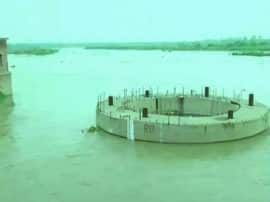 भारी बारिश के चलते यूपी में उफान पर नदियां, कई इलाकों में खतरे के निशान को पार कर गया है जलस्तर भारी बारिश के चलते यूपी में उफान पर नदियां, कई इलाकों में खतरे के निशान को पार कर गया है जलस्तर