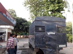 सम्भल में 3 बंदियों का तांडव, सिपाहियों की आंख में मिर्च पाउडर डालकर मारी गोली, फरार