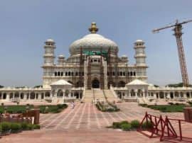 100 साल से बन रहा है ये मंदिर, खूबसूरती निहारने को दूर दूर से आते हैं लोग 100 साल से बन रहा है ये मंदिर, खूबसूरती निहारने को दूर दूर से आते हैं लोग