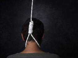 नोएडा स्टेडियम में युवक ने फांसी लगाकर की आत्महत्या, पेड़ से लटका मिला शव