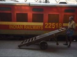 रेलकर्मी बनकर चलती ट्रेनों में से पार्सल की चोरी करने वाले गैंग का पर्दाफाश, चार गिरफ्तार, नौ फरार