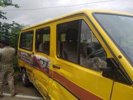 बुलंदशहर में मिनी ट्रक और स्कूली वैन में भिडंत, आमने-सामने की टक्कर में घायल हुए 6 छात्र बुलंदशहर में मिनी ट्रक और स्कूली वैन में भिडंत, आमने-सामने की टक्कर में घायल हुए 6 छात्र