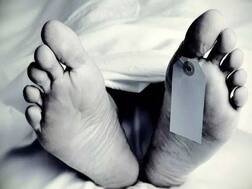 नाबालिग बेटी से छेड़खानी के विरोध पर दबंगों की पिटाई से ब्यूटीशियन की मौत, शव रखकर ग्रामीणों ने किया चक्काजाम