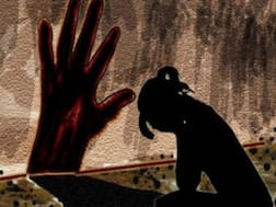 रात को सोते वक्त 10 साल की बच्ची को किया अगवा, जंगल में ले जाकर किया बलात्कार