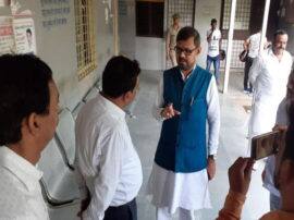 नोएडा: परिवहन मंत्री अचानक एआरटीओ दफ्तर पहुंचे, परिसर में गंदगी देख नाराज हुये नोएडा: परिवहन मंत्री अचानक एआरटीओ दफ्तर पहुंचे, परिसर में गंदगी देख नाराज हुये