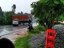 बहराइच में सड़क हादसा, बारातियों से भरी इनोवा पर ट्रक पलटा, 6 की मौत