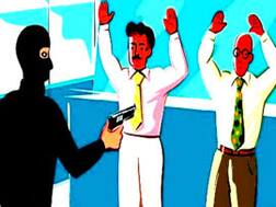 बागपत में हथियारबंद बदमाश बैंक से 15 लाख कैश लूटकर फरार