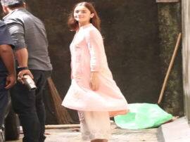 संजय लीला भंसाली ऑफिस के बहार एथनिक लुक में स्पॉट हुईं आलिया भट्ट संजय लीला भंसाली ऑफिस के बहार एथनिक लुक में स्पॉट हुईं आलिया भट्ट