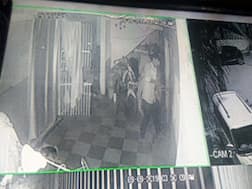 सीसीटीवी में कैद हुई बेखौफ बदमाशों की करतूत, महिला की सूझबूझ से टल गई बड़ा वारदात