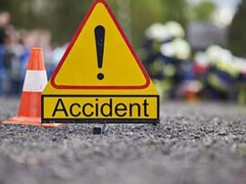 Two died in road accidents in Noida  नोएडा में दो अलग अलग सड़क दुर्घटनाओं में दो की मौत