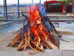 जलती चिता से पुलिस ने निकाल लिया प्रेमिका का शव और फिर...