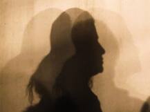 नोएडा: हैदराबाद की घटना से आहत युवती धरने पर बैठी, पुलिस ने उठाया