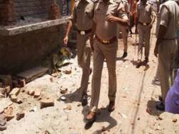 नाश्ते को लेकर हुआ विवाद, दो समुदायों के बीच चले लाठी-डंडे, जमकर हुआ पथराव