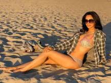 समंदर के किनारे बिकनी में सन-बाथ लेते नज़र आई मल्लिका शेरावत, वायरल हुआ ग्लैमरस अंदाज़
