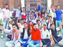 फीस बढोत्तरी को लेकर छात्र सड़कों पर उतरे, कॉलेज प्रशासन के खिलाफ प्रदर्शन नारेबाजी