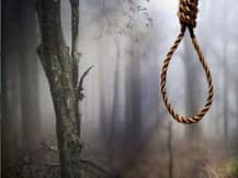 बांदा में पुलिसकर्मी का शव पेड़ से लटकता हुआ मिला, हत्या की आशंका