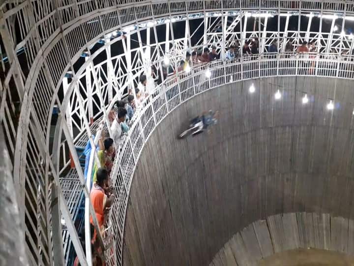 अल्मोड़ा में हादसा..मौत के कुएं में स्टंट के दौरान बाइकर गिरा, गंभीर रूप से घायल