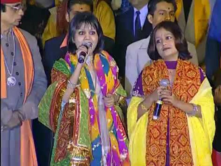 Bollywood Singer And Indian Idol Judge Neha Kakkar Old Photo With ...
