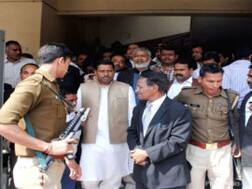 इटावा के सांसद रामशंकर कठेरिया व मेयर नवीन जैन का कोर्ट में सरेंडर, गैर जमानती वारंट जारी किया गया था