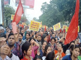 UPPCL employee protest in Lucknow in Fund scam UP PF Scam यूपीपीसीएल के हजारों कर्मचारी सड़क पर उतरे, लखनऊ में सरकार के खिलाफ नारेबाजी