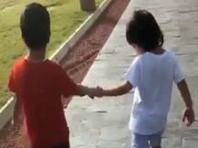 दोस्त को हाथ में हाथ डाले सहारा देते हुए दिखे Taimur Ali Khan, 'छोटे नवाब' की ये Video हो रही है Viral